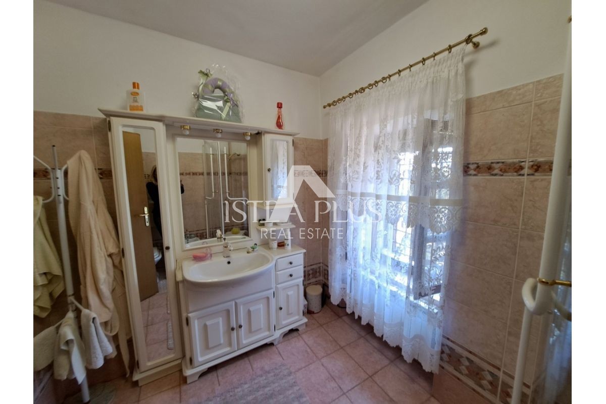 Istria, zona di Portole - Casa in pietra in posizione tranquilla con un bellissimo e ampio terreno!