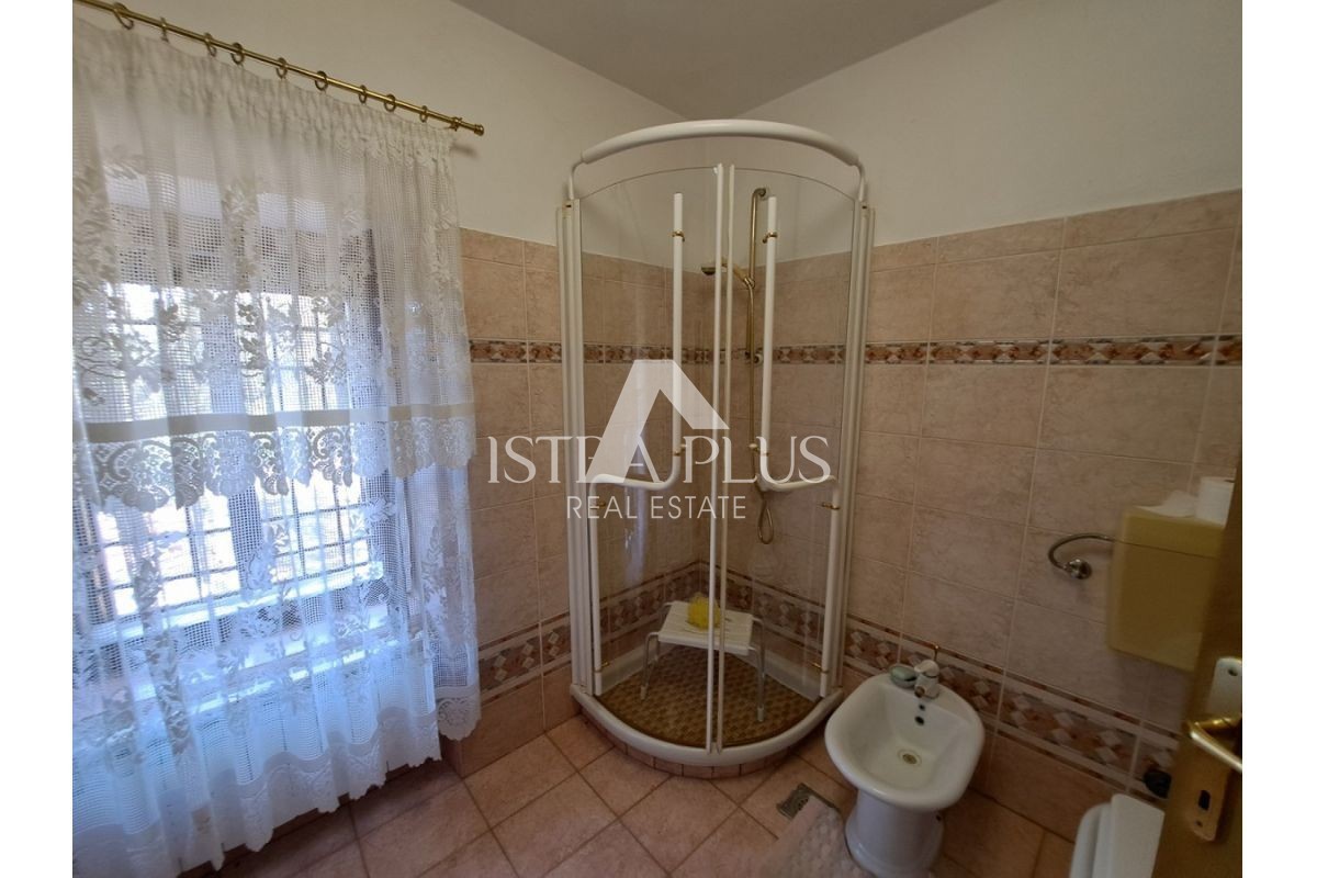 Istria, zona di Portole - Casa in pietra in posizione tranquilla con un bellissimo e ampio terreno!