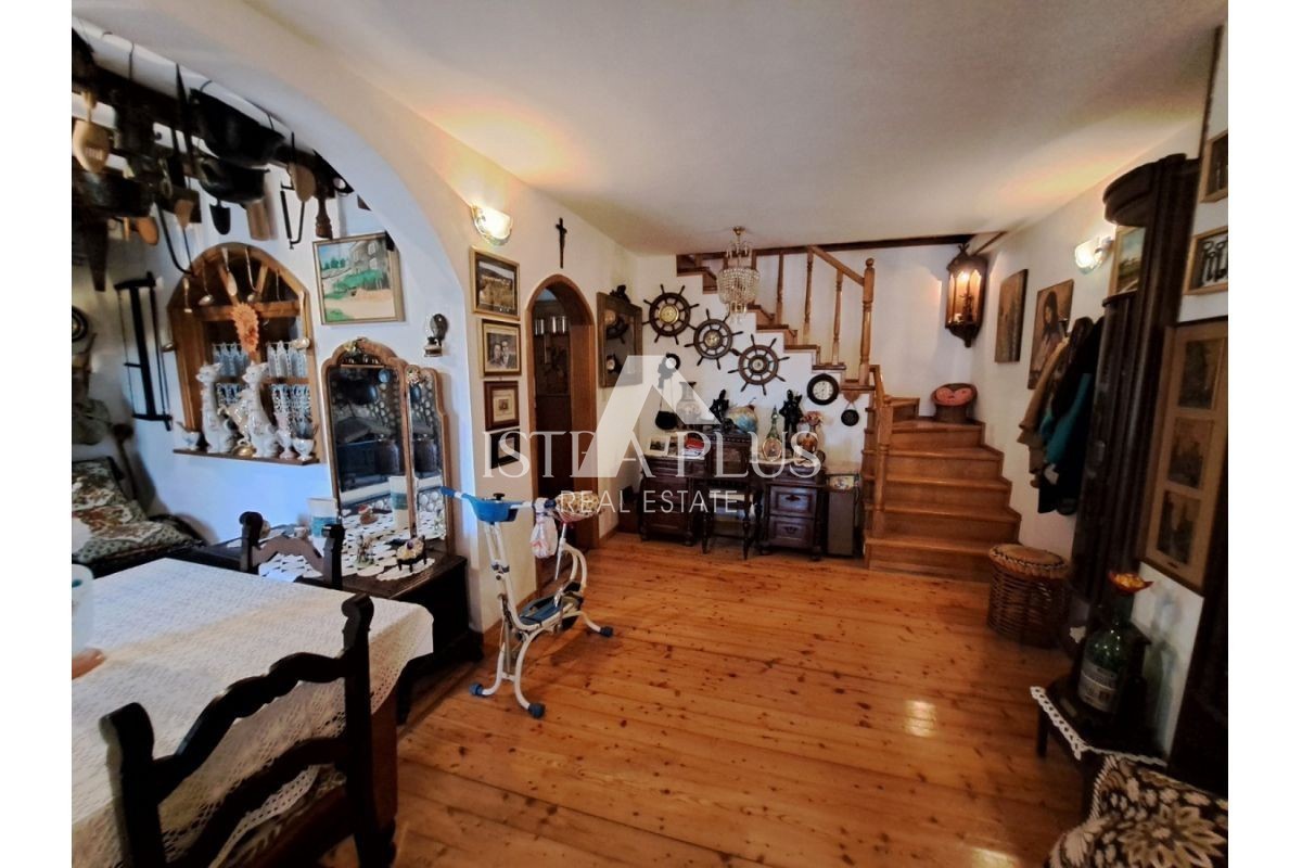 Istria, zona di Portole - Casa in pietra in posizione tranquilla con un bellissimo e ampio terreno!