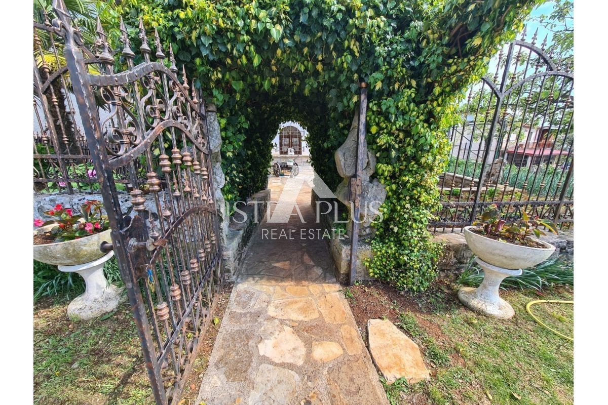 Istria, zona di Portole - Casa in pietra in posizione tranquilla con un bellissimo e ampio terreno!