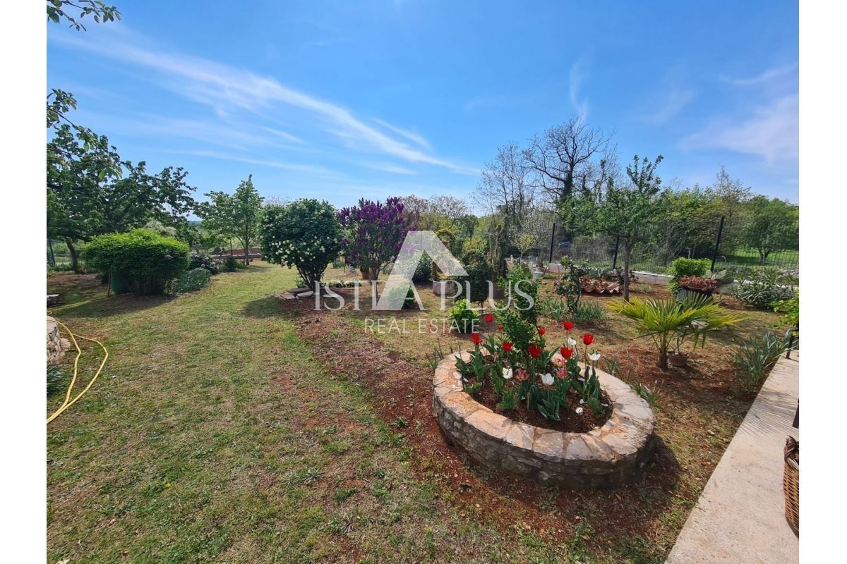 Istria, zona di Portole - Casa in pietra in posizione tranquilla con un bellissimo e ampio terreno!