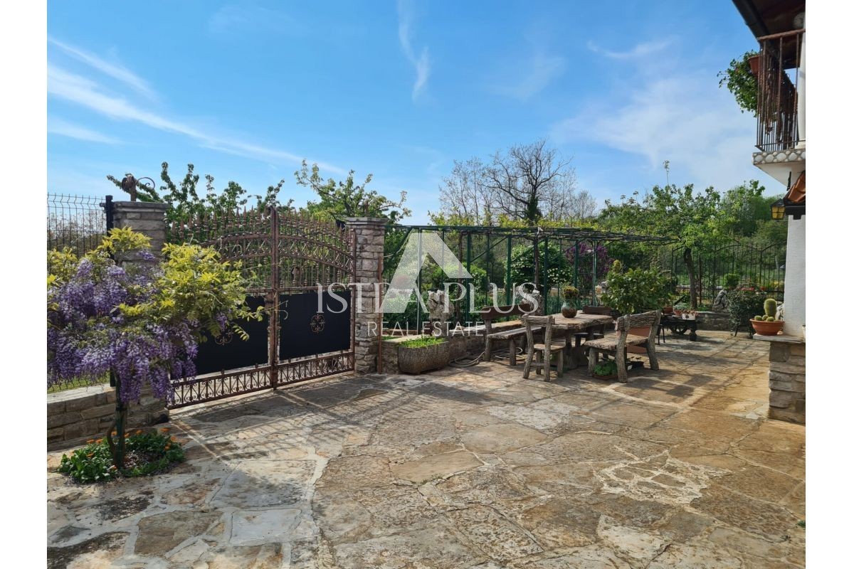Istria, zona di Portole - Casa in pietra in posizione tranquilla con un bellissimo e ampio terreno!