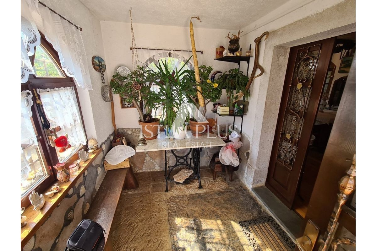 Istria, zona di Portole - Casa in pietra in posizione tranquilla con un bellissimo e ampio terreno!