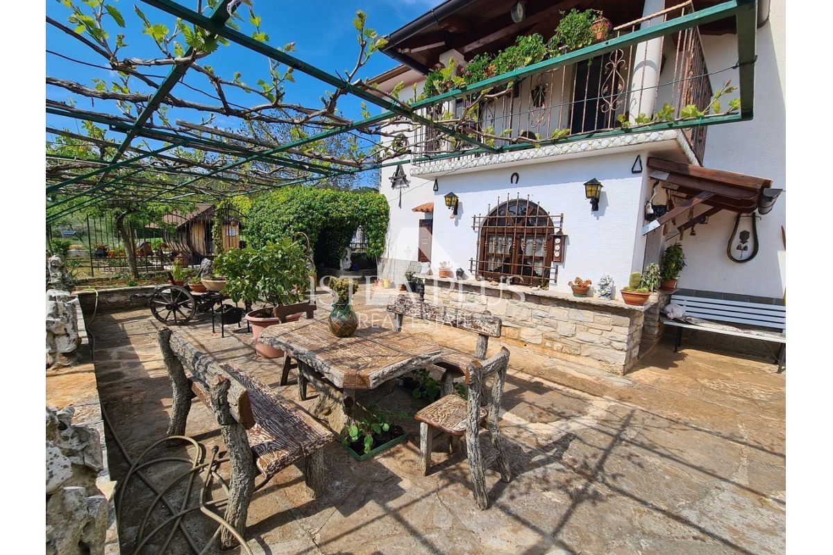 Istria, zona di Portole - Casa in pietra in posizione tranquilla con un bellissimo e ampio terreno!