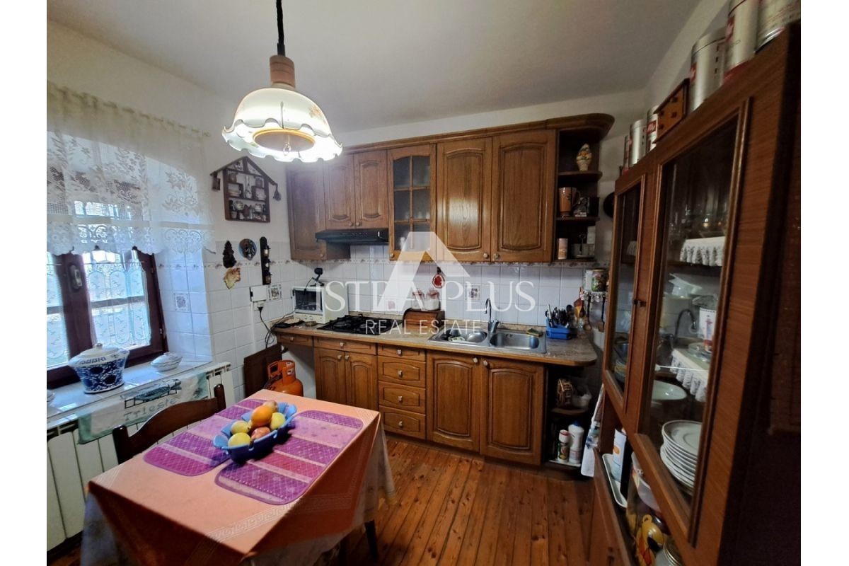 Istria, zona di Portole - Casa in pietra in posizione tranquilla con un bellissimo e ampio terreno!