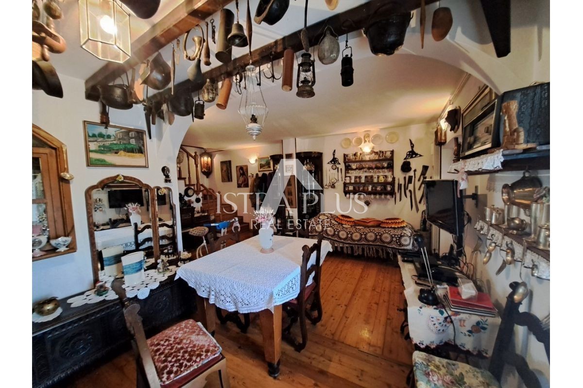 Istria, zona di Portole - Casa in pietra in posizione tranquilla con un bellissimo e ampio terreno!