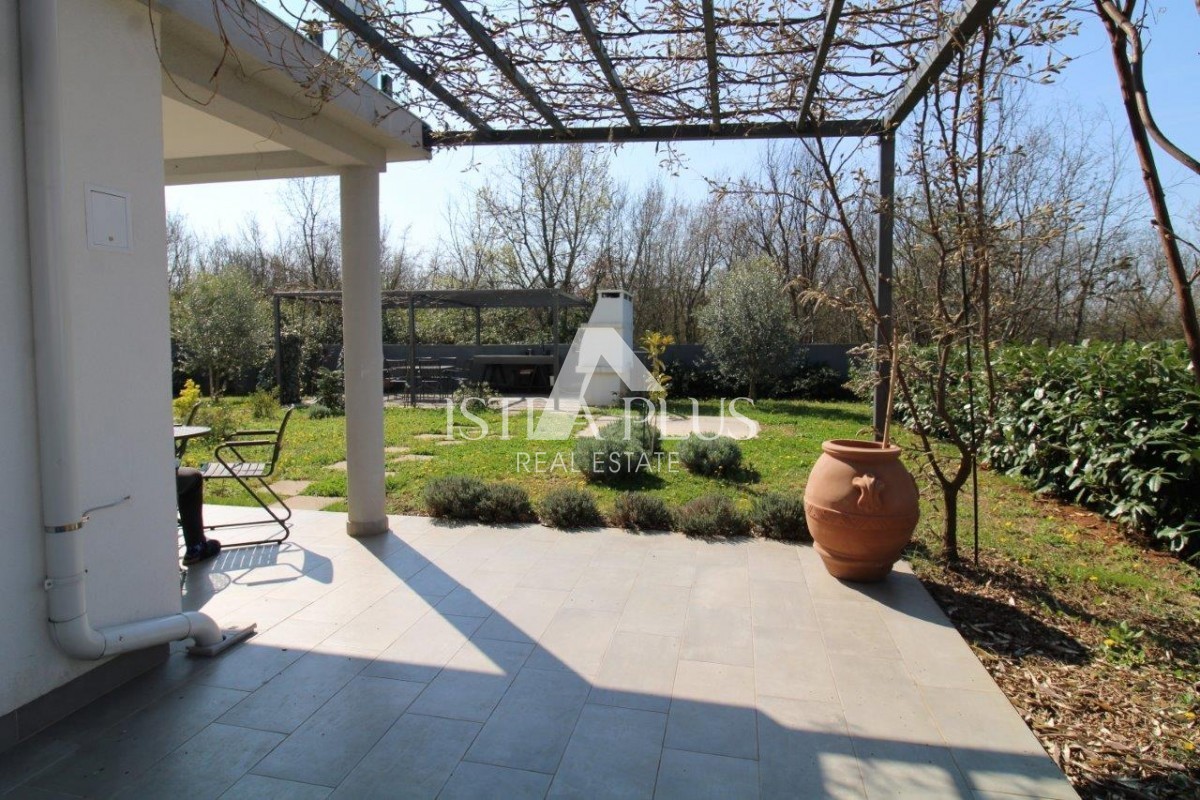 Istria, Parenzo 5 km - Casa unifamiliare, ultima di una fila con un bellissimo giardino + appartamento annesso