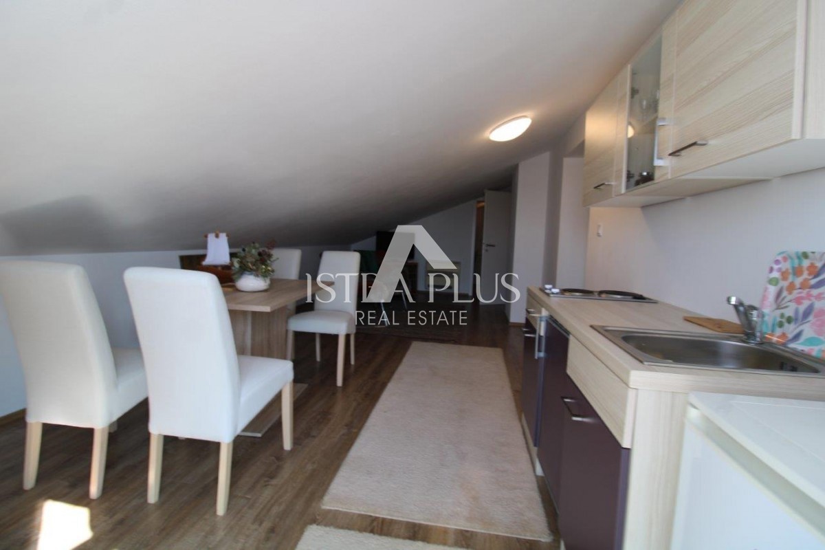 Istria, Parenzo 5 km - Casa unifamiliare, ultima di una fila con un bellissimo giardino + appartamento annesso