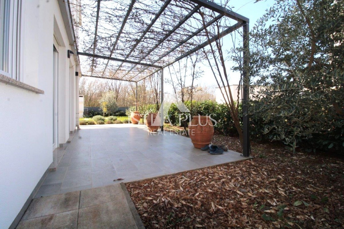 Istria, Parenzo 5 km - Casa unifamiliare, ultima di una fila con un bellissimo giardino + appartamento annesso