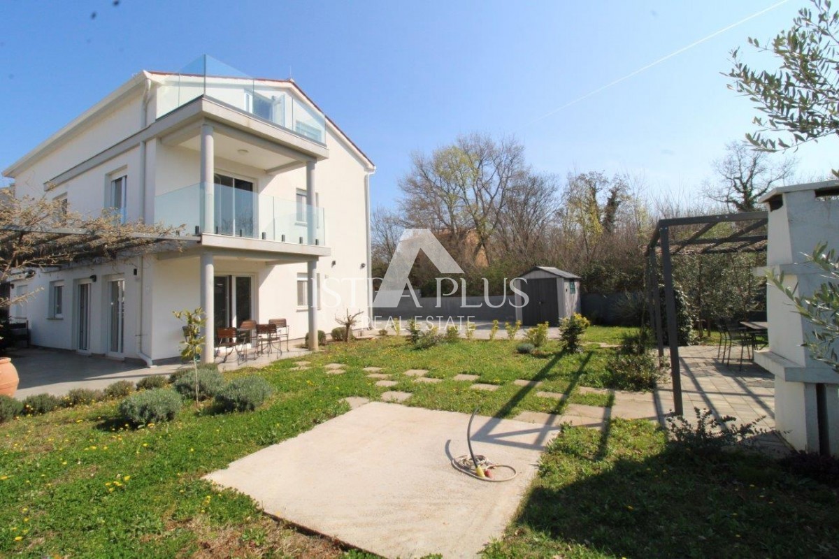 Istria, Parenzo 5 km - Casa unifamiliare, ultima di una fila con un bellissimo giardino + appartamento annesso