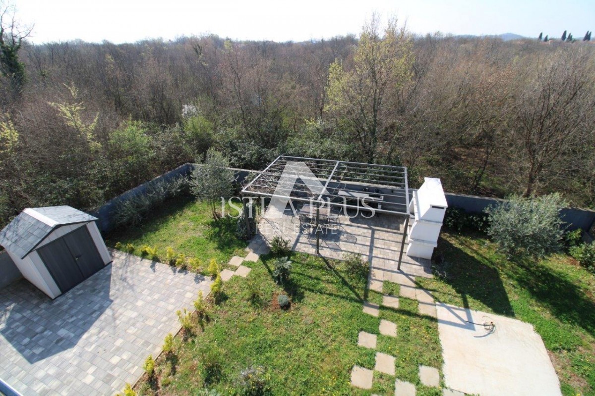 Istria, Parenzo 5 km - Casa unifamiliare, ultima di una fila con un bellissimo giardino + appartamento annesso