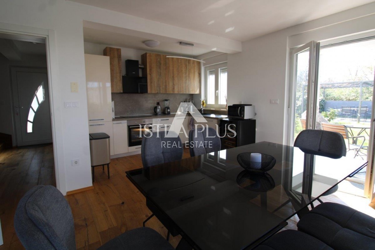 Istria, Parenzo 5 km - Casa unifamiliare, ultima di una fila con un bellissimo giardino + appartamento annesso