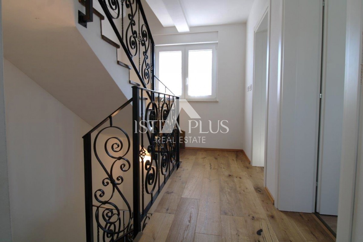 Istria, Parenzo 5 km - Casa unifamiliare, ultima di una fila con un bellissimo giardino + appartamento annesso