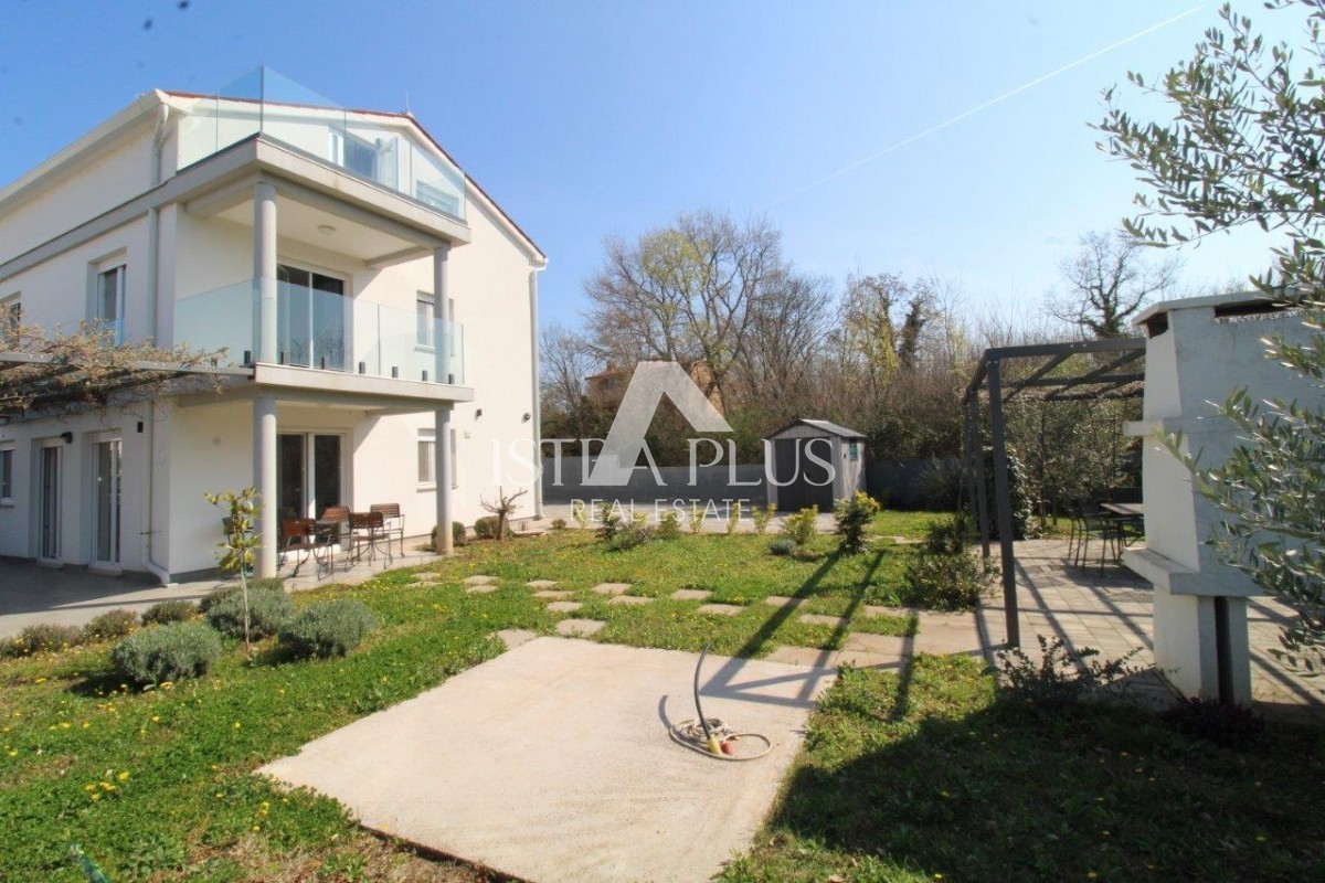 Istria, Parenzo 5 km - Casa unifamiliare, ultima di una fila con un bellissimo giardino + appartamento annesso