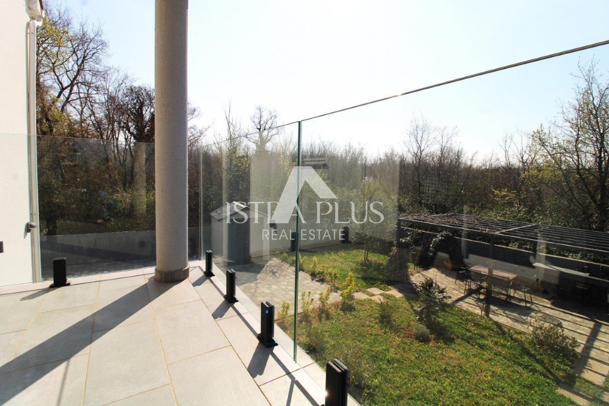 Istria, Parenzo 5 km - Casa unifamiliare, ultima di una fila con un bellissimo giardino + appartamento annesso