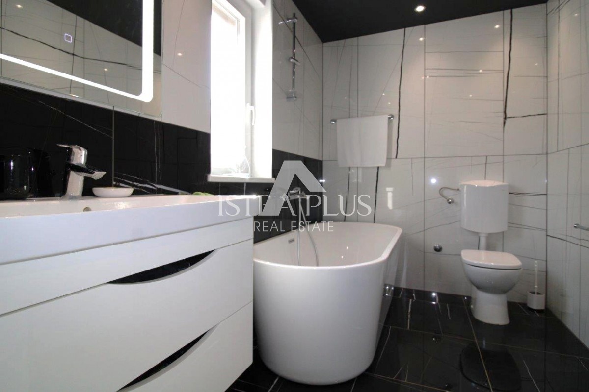 Istria, Parenzo 5 km - Casa unifamiliare, ultima di una fila con un bellissimo giardino + appartamento annesso