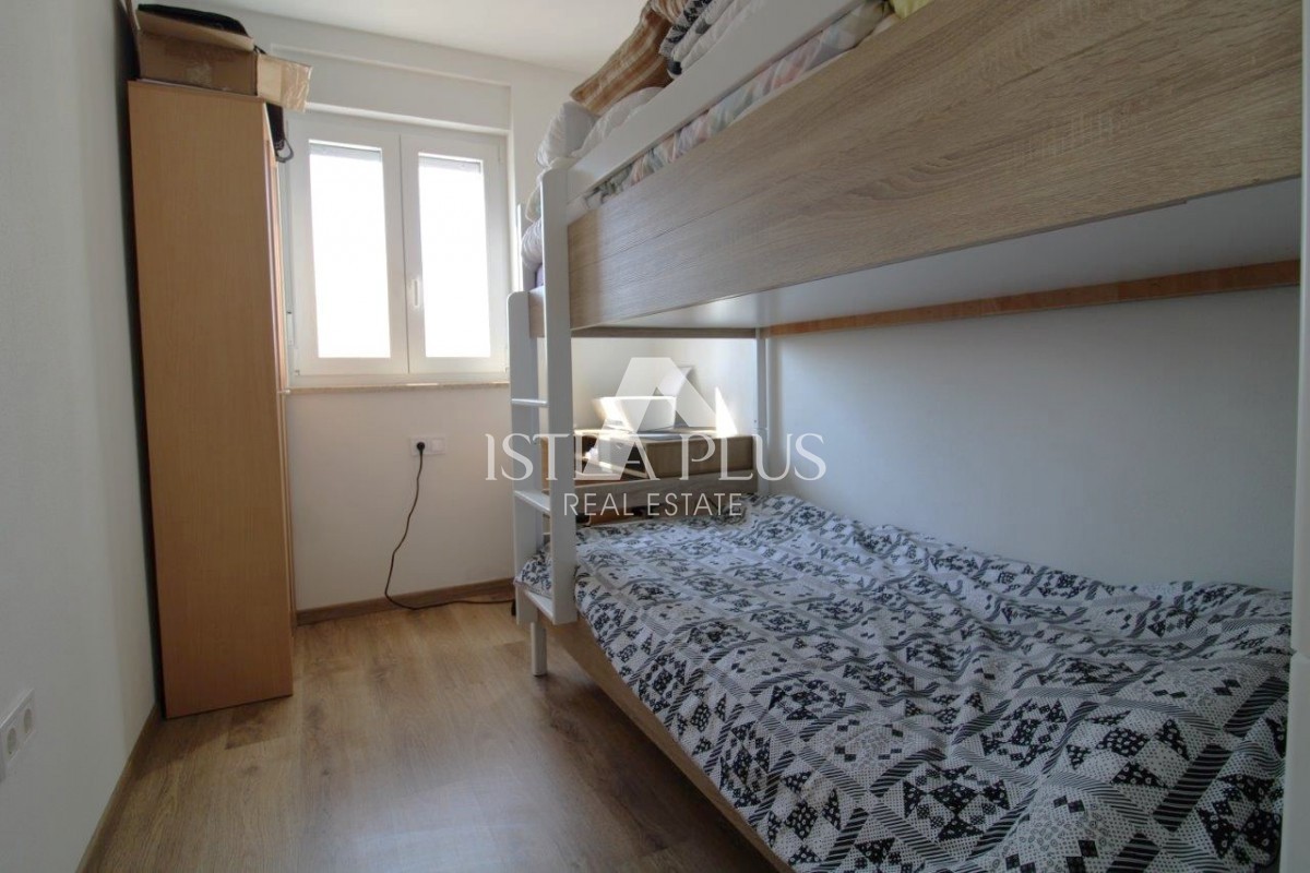 Istria, Parenzo 5 km - Casa unifamiliare, ultima di una fila con un bellissimo giardino + appartamento annesso