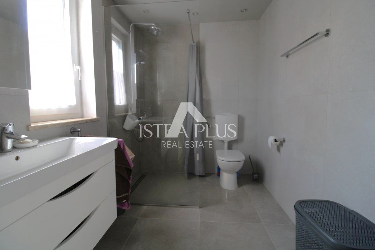 Istria, Parenzo 5 km - Casa unifamiliare, ultima di una fila con un bellissimo giardino + appartamento annesso