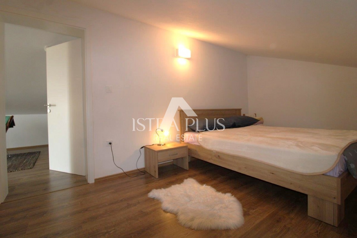 Istria, Parenzo 5 km - Casa unifamiliare, ultima di una fila con un bellissimo giardino + appartamento annesso