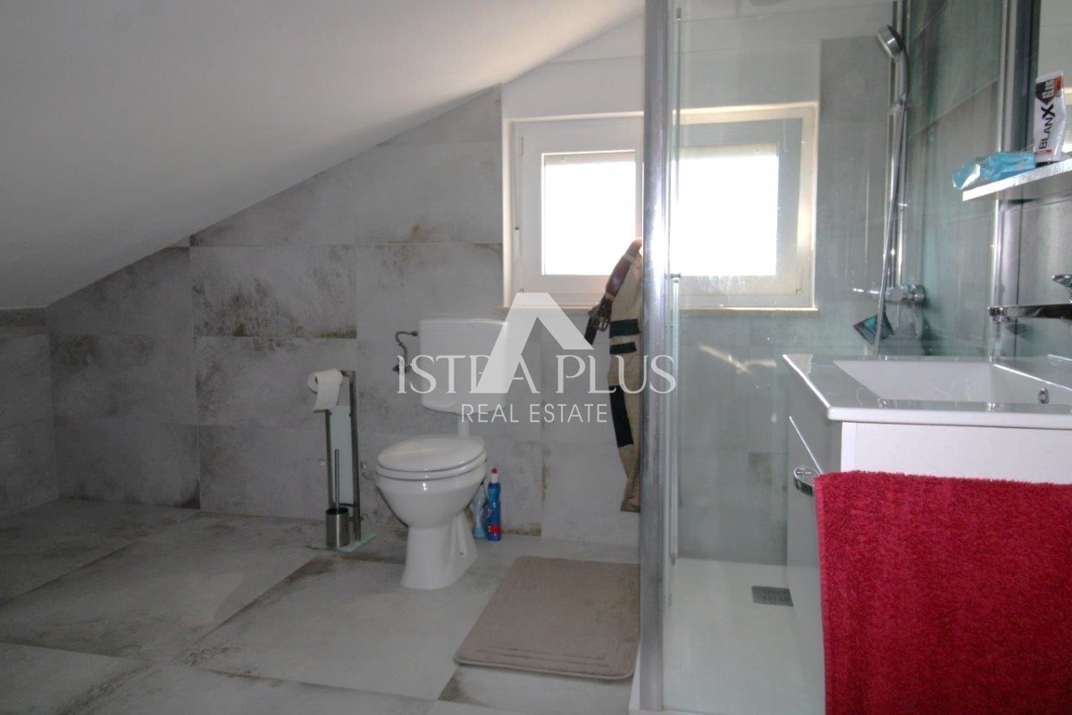 Istria, Parenzo 5 km - Casa unifamiliare, ultima di una fila con un bellissimo giardino + appartamento annesso