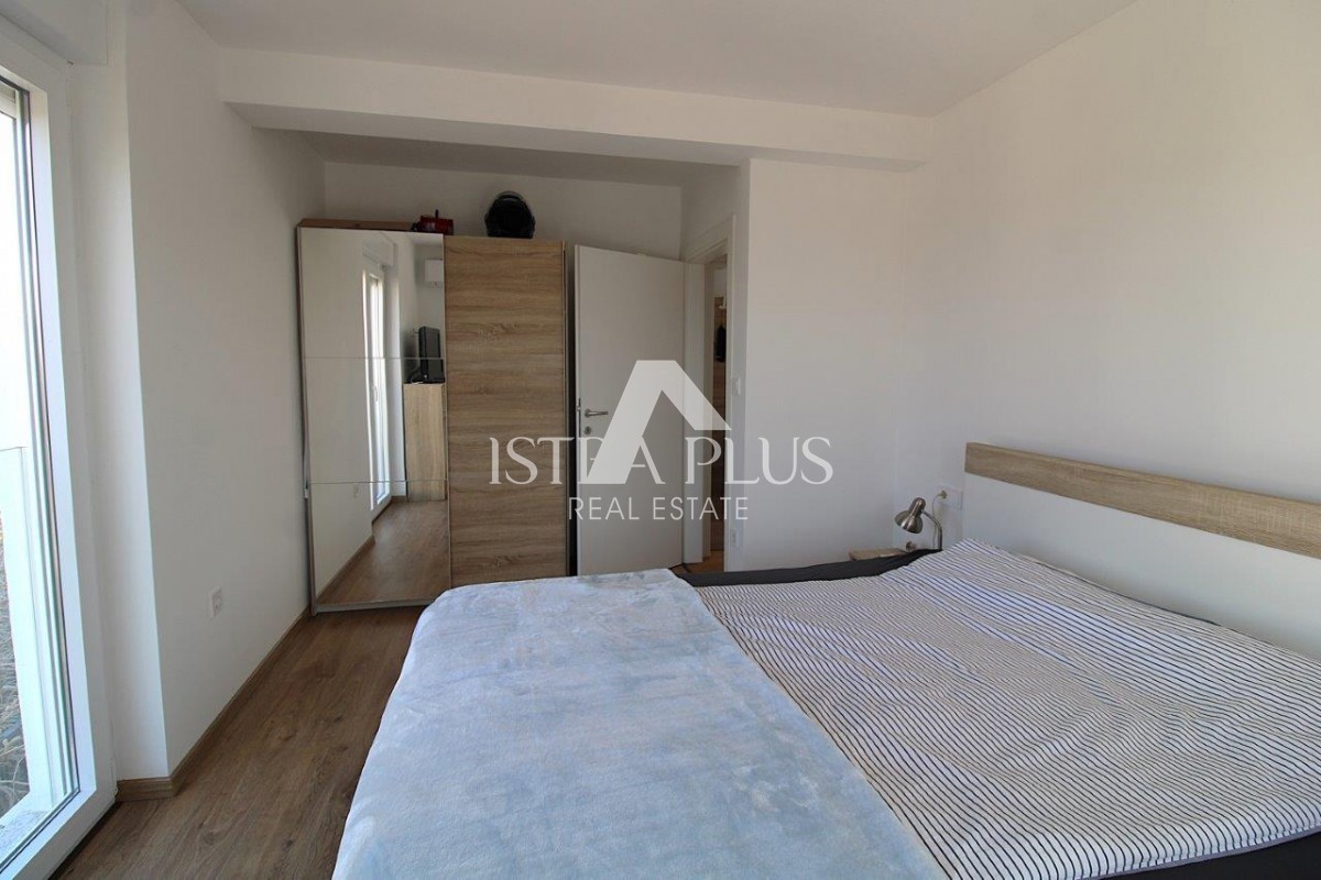 Istria, Parenzo 5 km - Casa unifamiliare, ultima di una fila con un bellissimo giardino + appartamento annesso