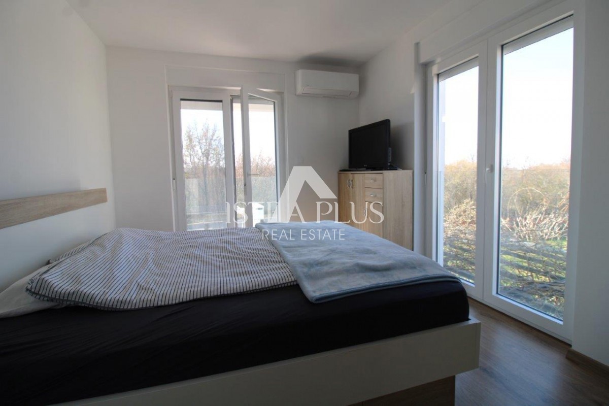 Istria, Parenzo 5 km - Casa unifamiliare, ultima di una fila con un bellissimo giardino + appartamento annesso