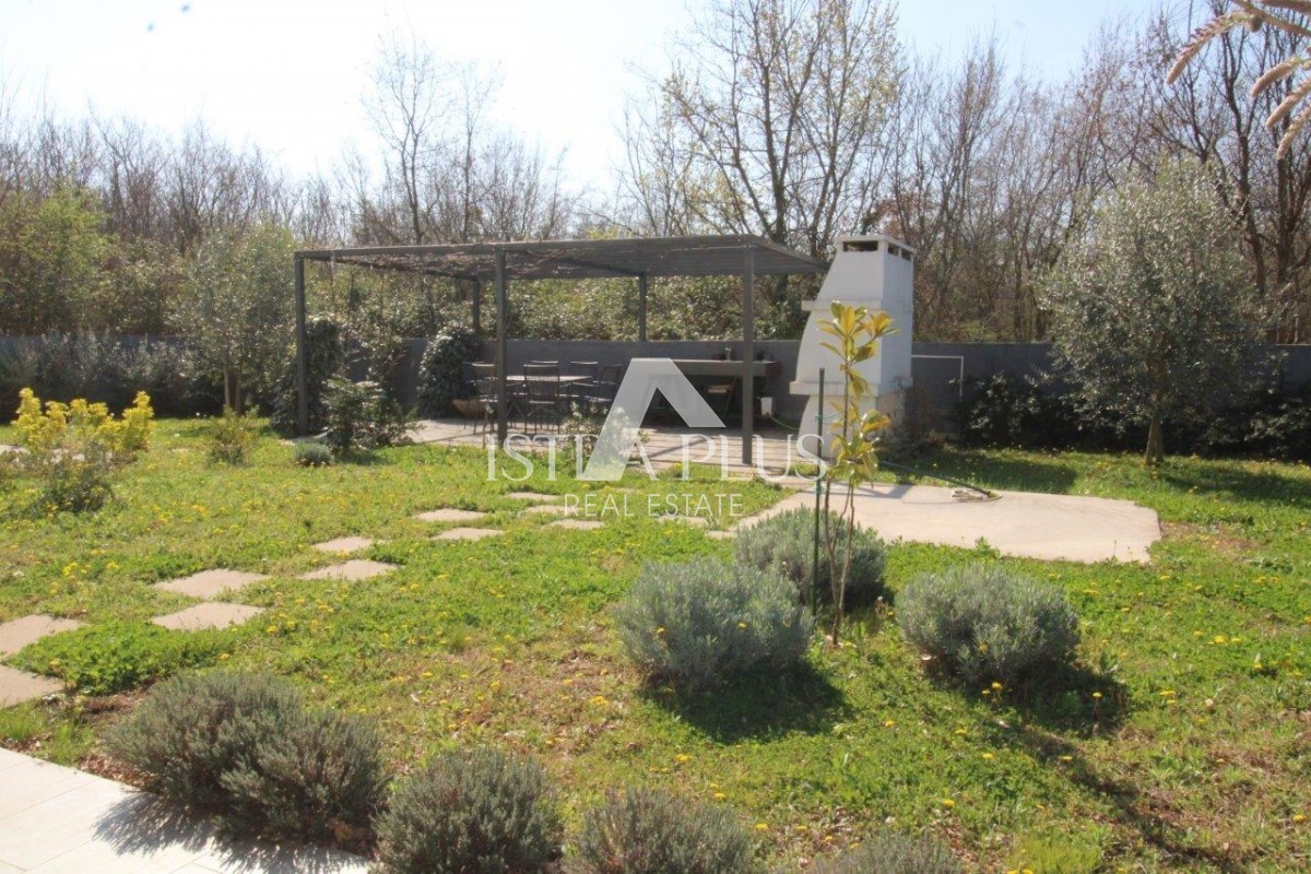 Istria, Parenzo 5 km - Casa unifamiliare, ultima di una fila con un bellissimo giardino + appartamento annesso