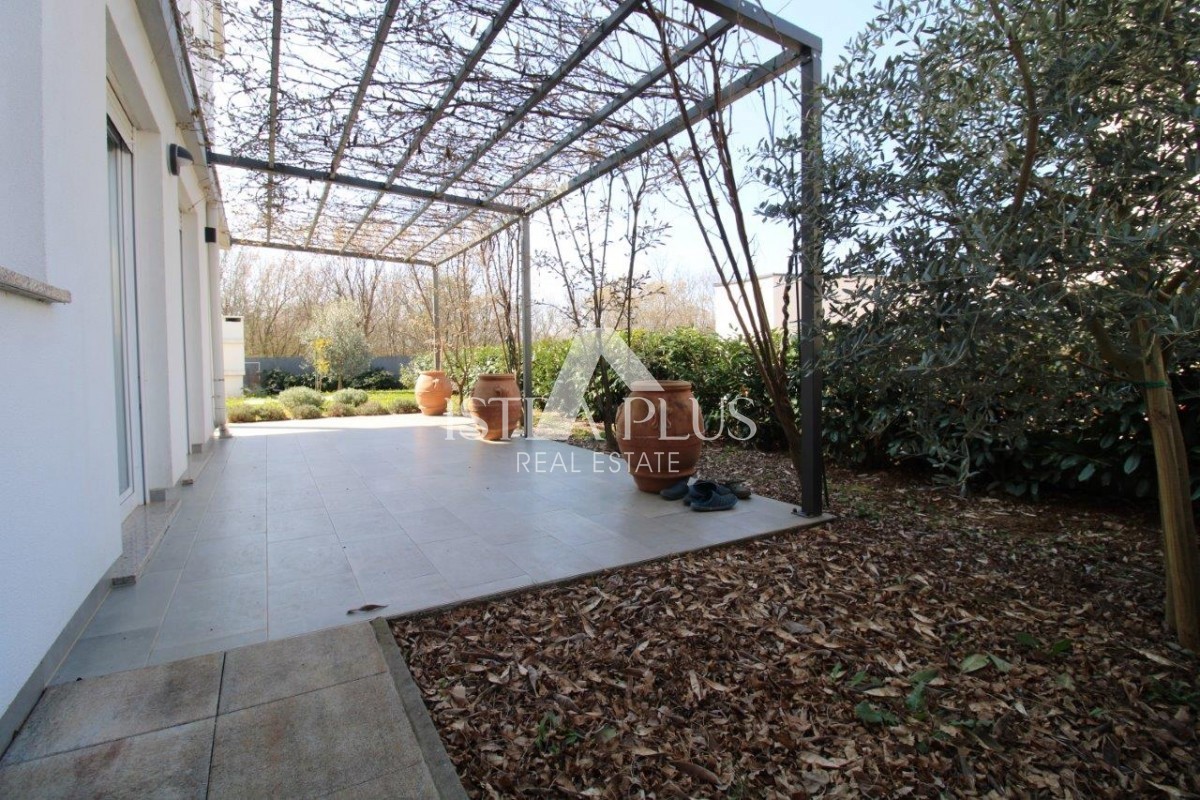 Istria, Parenzo 5 km - Casa unifamiliare, ultima di una fila con un bellissimo giardino + appartamento annesso