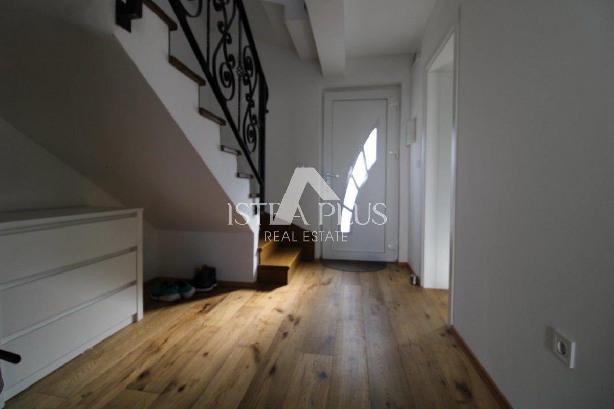 Istria, Parenzo 5 km - Casa unifamiliare, ultima di una fila con un bellissimo giardino + appartamento annesso