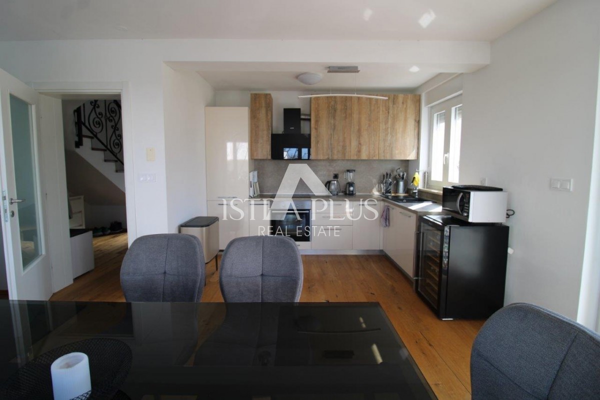 Istria, Parenzo 5 km - Casa unifamiliare, ultima di una fila con un bellissimo giardino + appartamento annesso