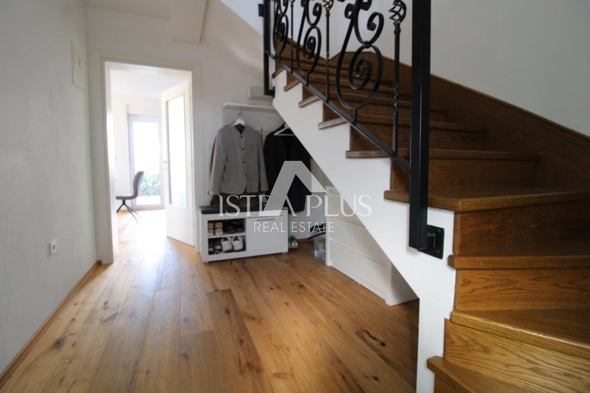 Istria, Parenzo 5 km - Casa unifamiliare, ultima di una fila con un bellissimo giardino + appartamento annesso