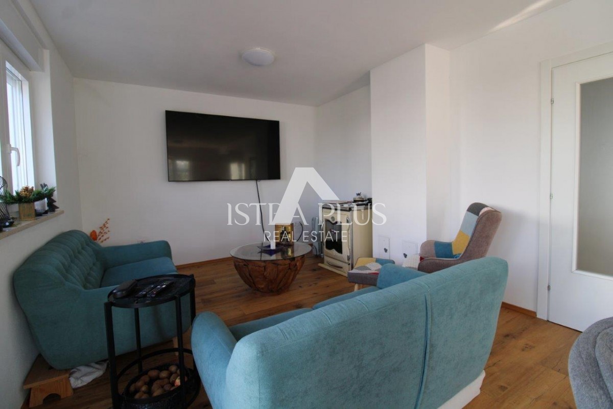 Istria, Parenzo 5 km - Casa unifamiliare, ultima di una fila con un bellissimo giardino + appartamento annesso