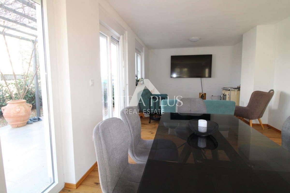 Istria, Parenzo 5 km - Casa unifamiliare, ultima di una fila con un bellissimo giardino + appartamento annesso