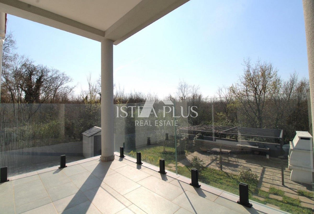 Istria, Parenzo 5 km - Casa unifamiliare, ultima di una fila con un bellissimo giardino + appartamento annesso