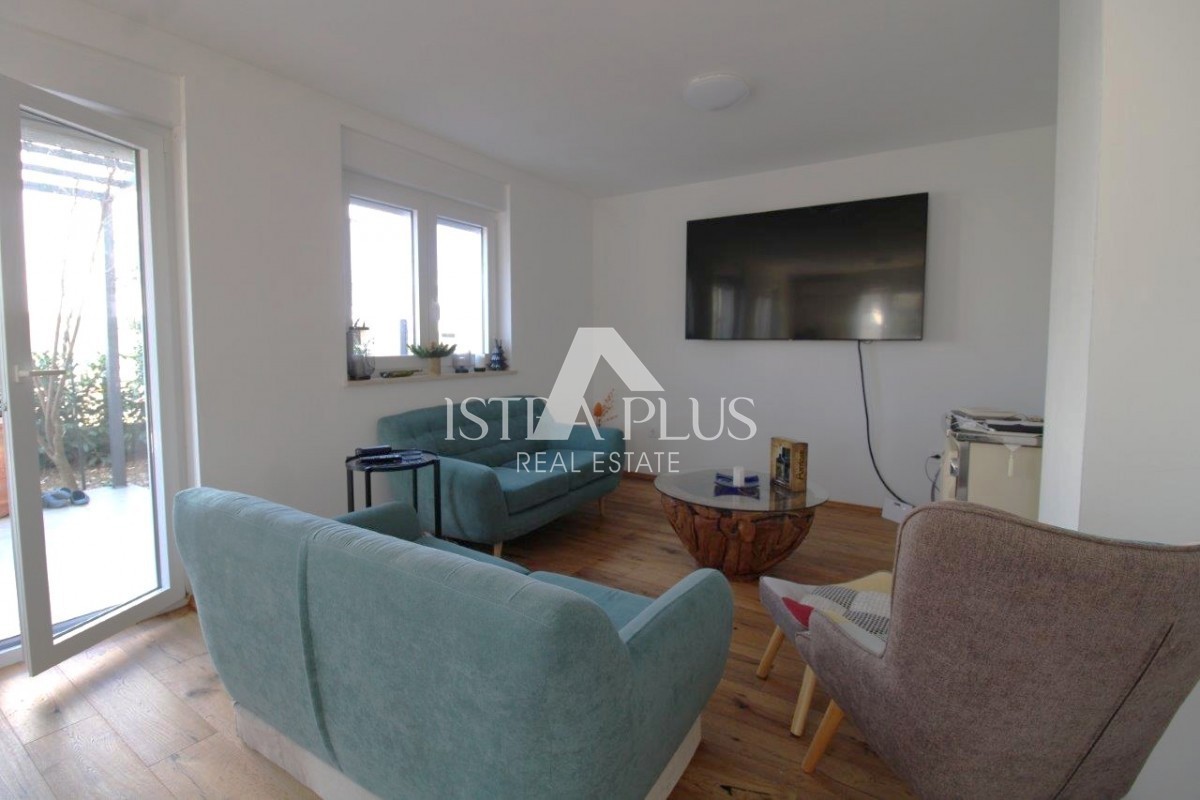 Istria, Parenzo 5 km - Casa unifamiliare, ultima di una fila con un bellissimo giardino + appartamento annesso