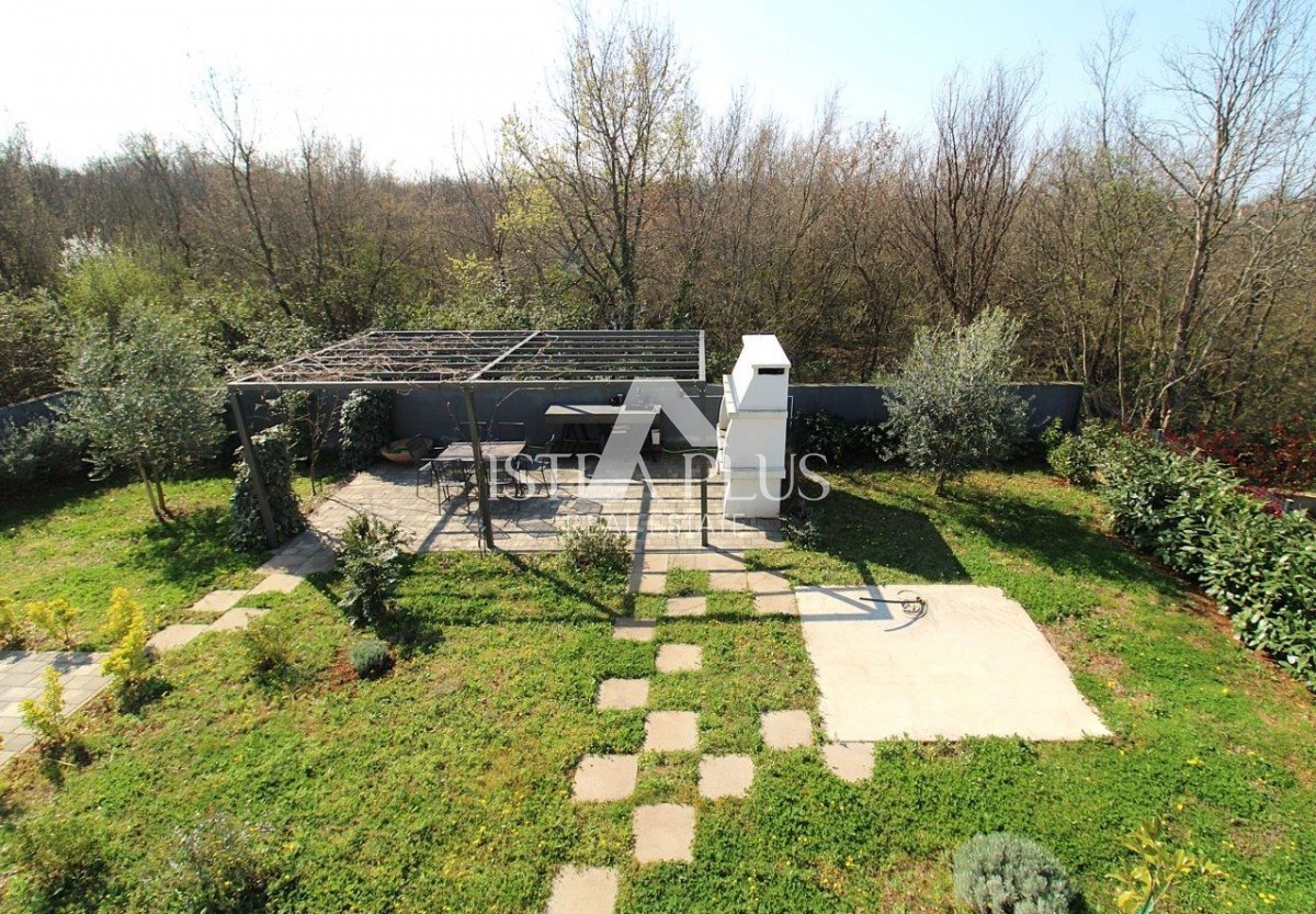 Istria, Parenzo 5 km - Casa unifamiliare, ultima di una fila con un bellissimo giardino + appartamento annesso