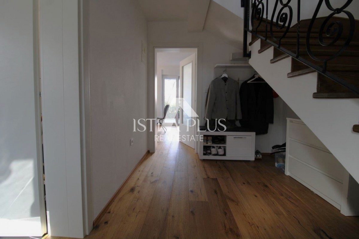 Istria, Parenzo 5 km - Casa unifamiliare, ultima di una fila con un bellissimo giardino + appartamento annesso