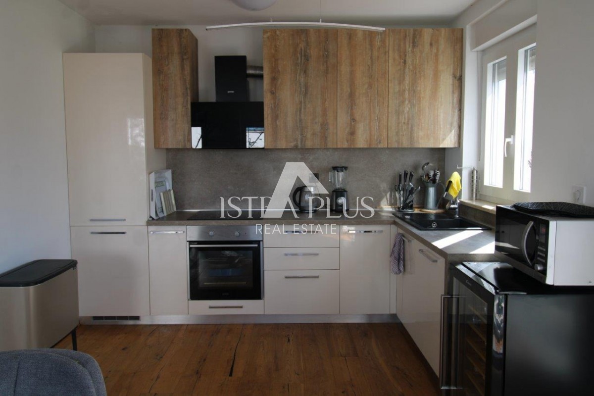 Istria, Parenzo 5 km - Casa unifamiliare, ultima di una fila con un bellissimo giardino + appartamento annesso