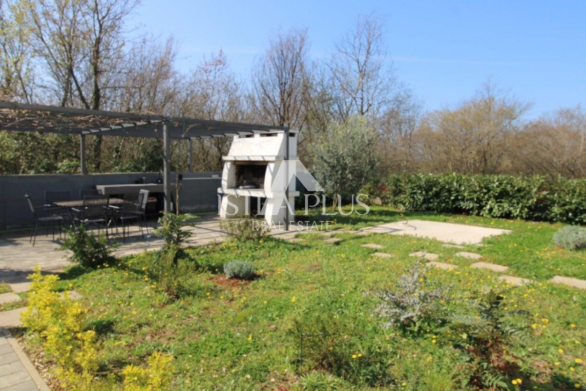 Istria, Parenzo 5 km - Casa unifamiliare, ultima di una fila con un bellissimo giardino + appartamento annesso