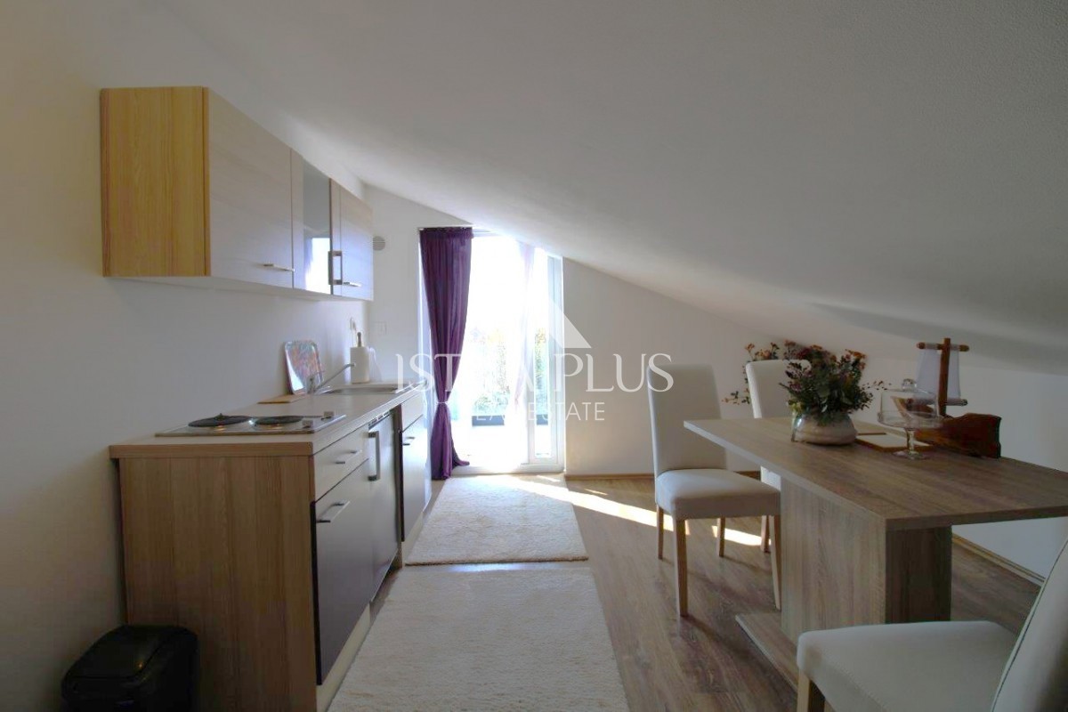 Istria, Parenzo 5 km - Casa unifamiliare, ultima di una fila con un bellissimo giardino + appartamento annesso