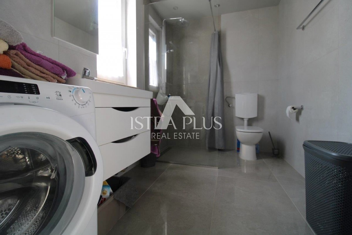 Istria, Parenzo 5 km - Casa unifamiliare, ultima di una fila con un bellissimo giardino + appartamento annesso