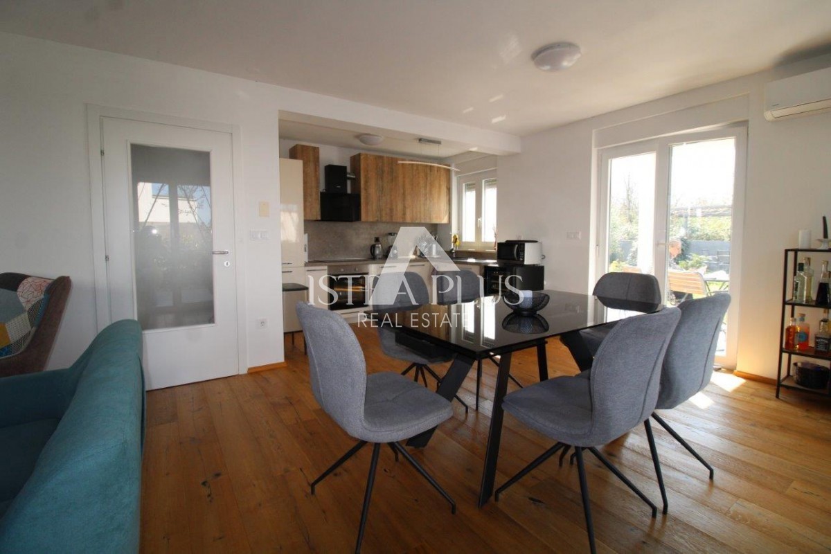 Istria, Parenzo 5 km - Casa unifamiliare, ultima di una fila con un bellissimo giardino + appartamento annesso