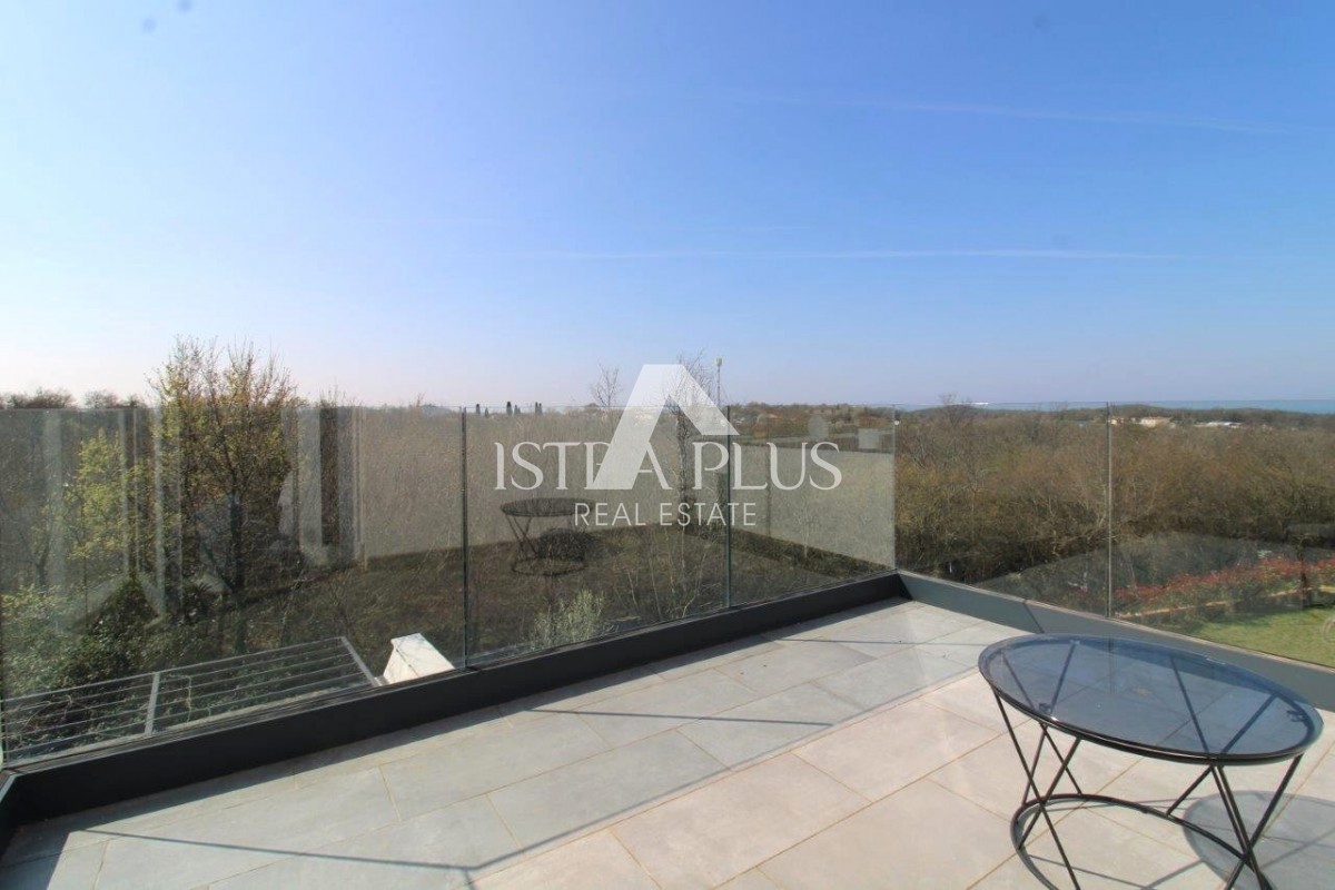 Istria, Parenzo 5 km - Casa unifamiliare, ultima di una fila con un bellissimo giardino + appartamento annesso