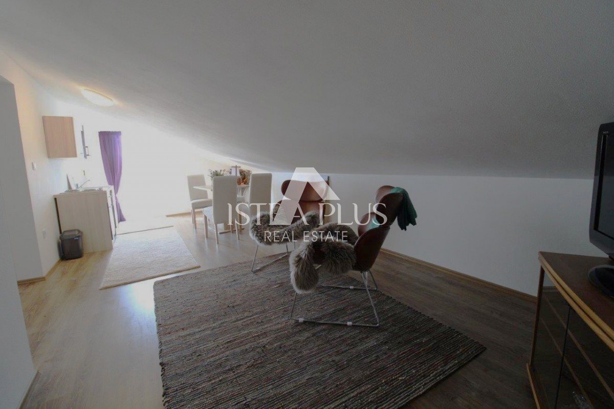 Istria, Parenzo 5 km - Casa unifamiliare, ultima di una fila con un bellissimo giardino + appartamento annesso