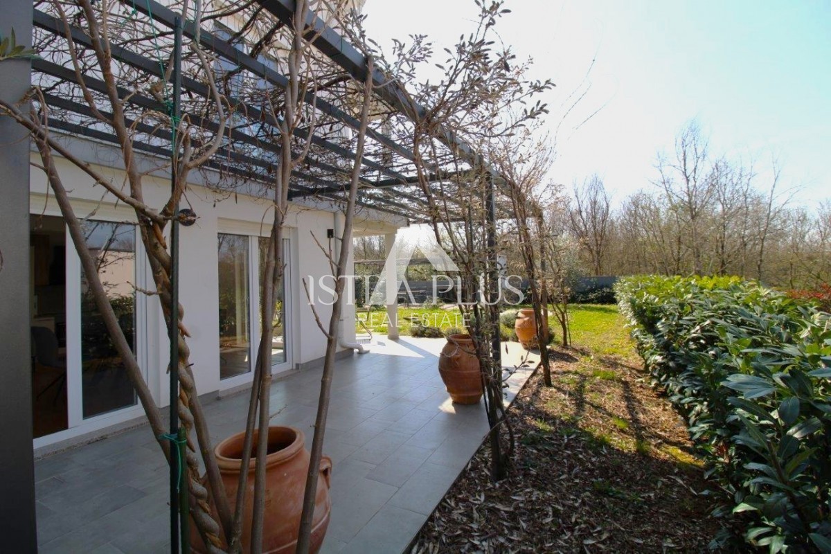 Istria, Parenzo 5 km - Casa unifamiliare, ultima di una fila con un bellissimo giardino + appartamento annesso