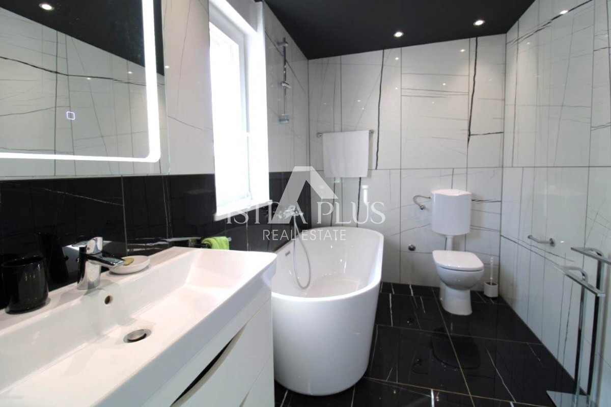 Istria, Parenzo 5 km - Casa unifamiliare, ultima di una fila con un bellissimo giardino + appartamento annesso