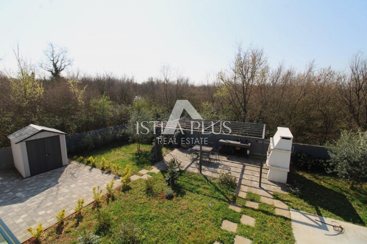 Istria, Parenzo 5 km - Casa unifamiliare, ultima di una fila con un bellissimo giardino + appartamento annesso