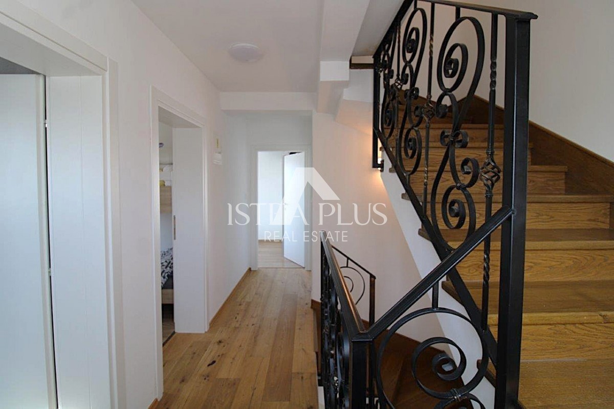 Istria, Parenzo 5 km - Casa unifamiliare, ultima di una fila con un bellissimo giardino + appartamento annesso