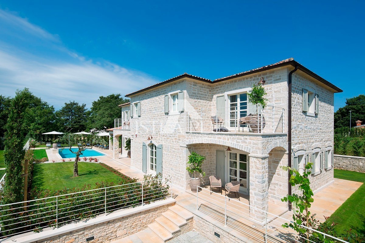 Villa con piscina e zona sportiva