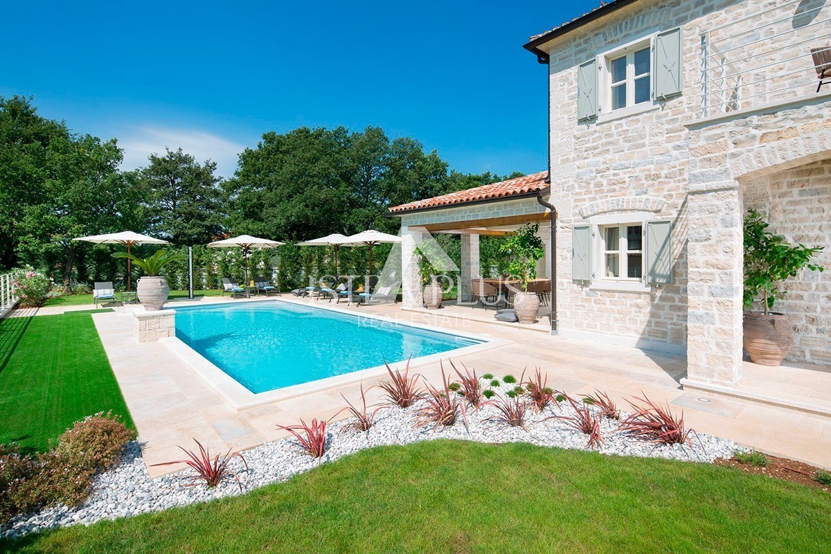 Villa con piscina e zona sportiva